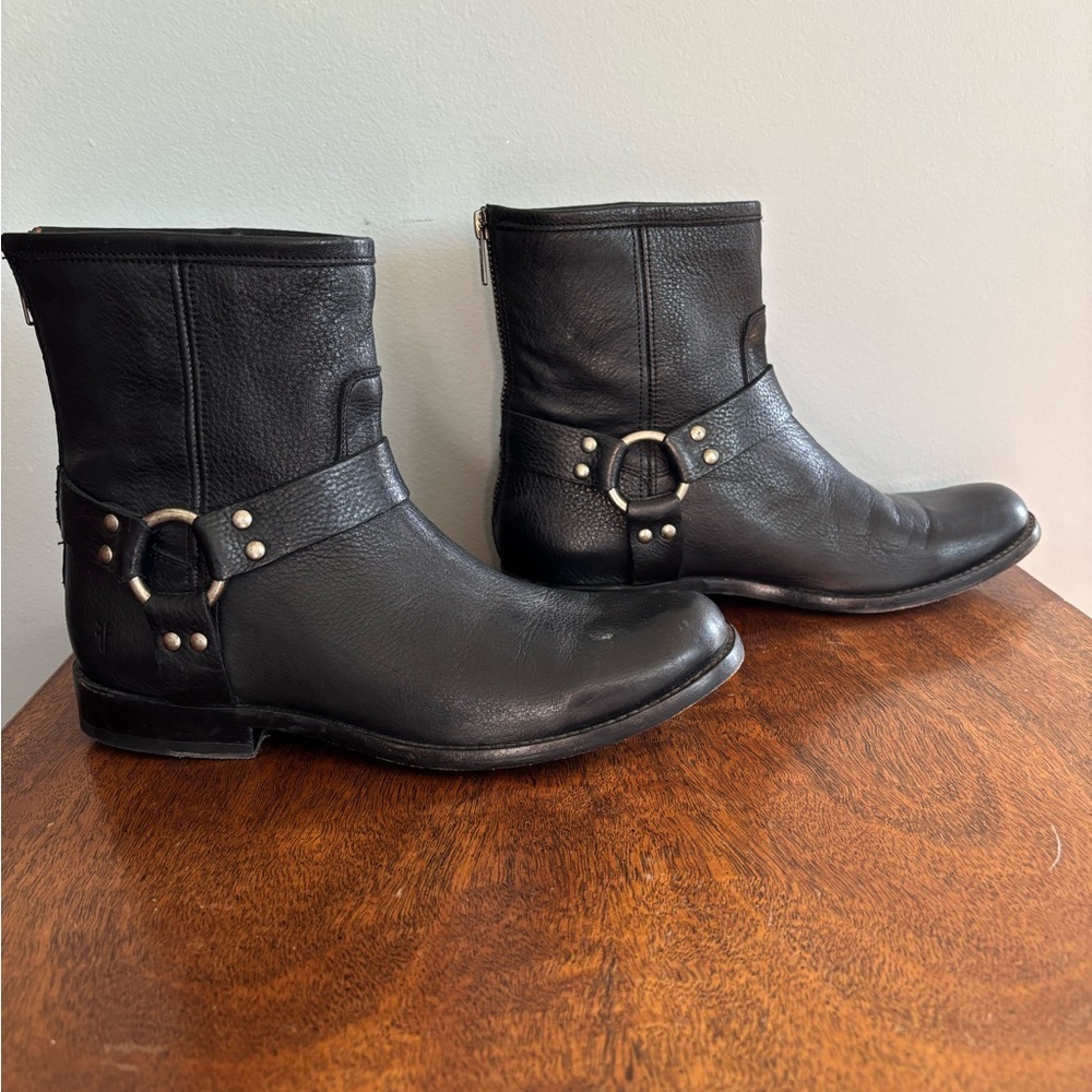 Women’s Frye Phillip Harness Short Boot in black leather. Size 8
